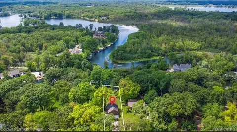 4583 Cornwell Ln, Whitmore Lake, MI 48189