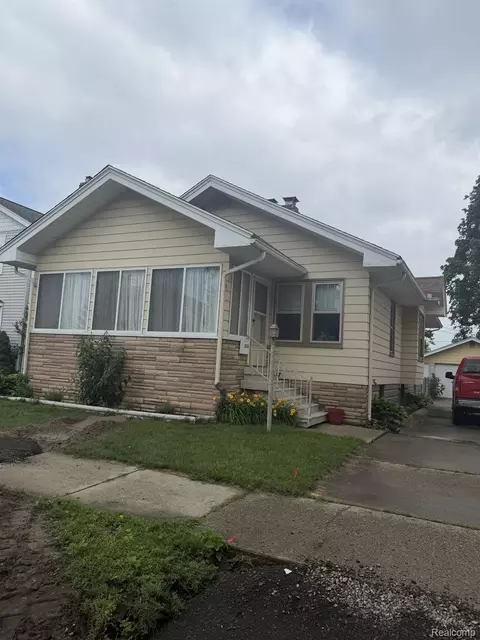 374 Woodworth St, Marine City, MI 48039