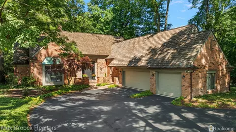 3546 Bloomfield Club Dr, Bloomfield Hills, MI 48301
