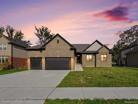 50402 Oakbrooke Dr E, Chesterfield, MI 48047
