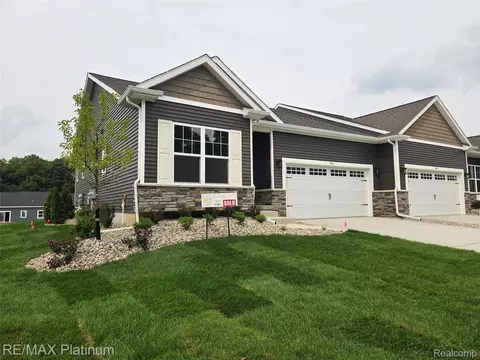856 Oakwood Cir #44, Fenton, MI 48430