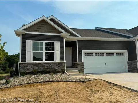 856 Oakwood Cir #44, Fenton, MI 48430