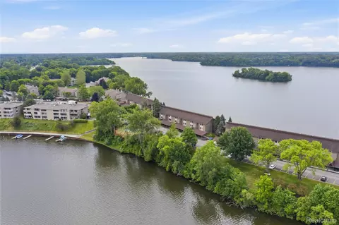 1695 Cliffs Lndg, Ypsilanti, MI 48198