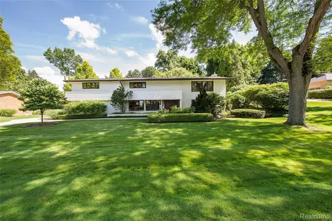581 Woodway Ct, Bloomfield Hills, MI 48302