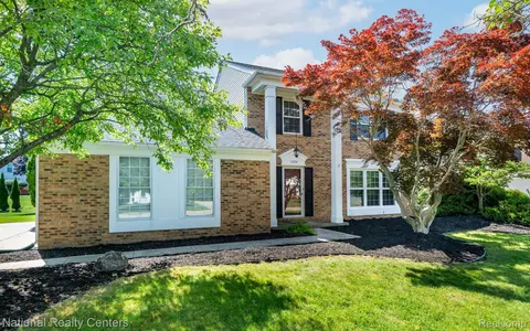 1884 Charrington Dr, West Bloomfield, MI 48324