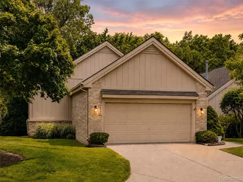 21790 River Ridge Trl, Farmington Hills, MI 48335