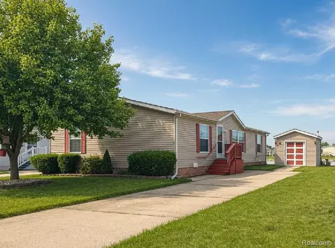 29258 Hidden River Dr, Gibraltar, MI 48173
