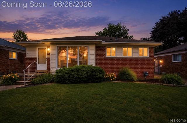 25718 Harmon St, Saint Clair Shores, MI 48081