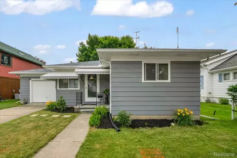834 S Main St, Marine City, MI 48039