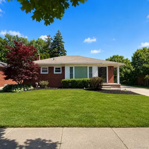 21931 Mauer St, Saint Clair Shores, MI 48080