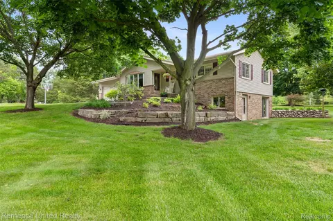 8763 Bishop Rd, Green Oak, MI 48116