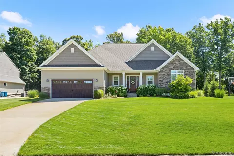 12423 Sugar Maple Dr, Fenton, MI 48430