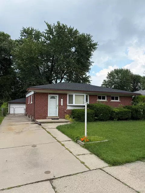 23739 Lakewood St, Saint Clair Shores, MI 48082