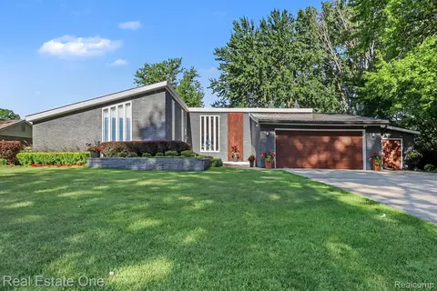 310 Pine Tree Rd, Orion, MI 48362