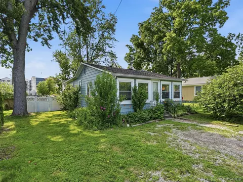 1728 Beechcroft St, Keego Harbor, MI 48320