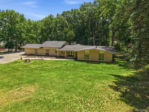 30715 N Greenbriar Rd, Franklin, MI 48025