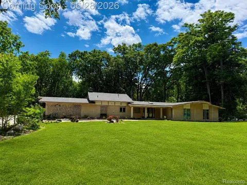 30715 N Greenbriar Rd, Franklin, MI 48025