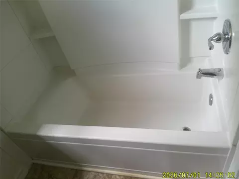 Bath - 3490 Beveridge Rd, Flint, MI 48532 photo 2 of 3