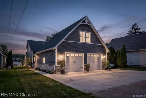 5657 Mabley Hill Rd, Fenton, MI 48430