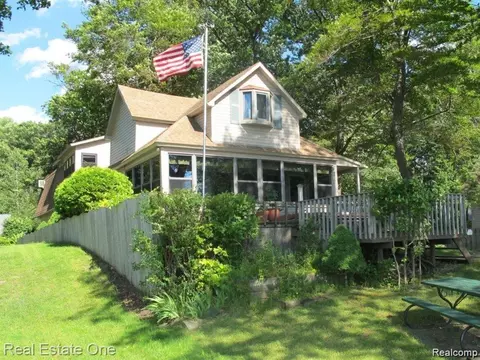 5181 Burton Dr, Pinckney, MI 48169