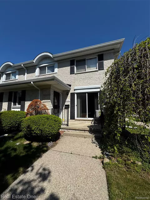 8570 Hampshire Dr, Sterling Heights, MI 48313