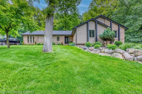 2900 Lynn Dr, White Lake, MI 48386