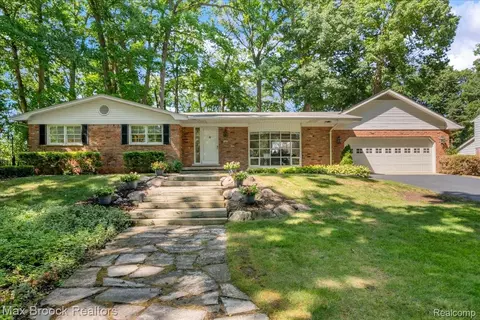 546 Kendry Ave, Bloomfield Hills, MI 48302