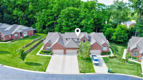 9572 Kingsway Cir, Springfield, MI 48348