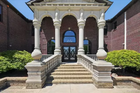 6223 Valleyfield Dr, Plymouth, MI 48170