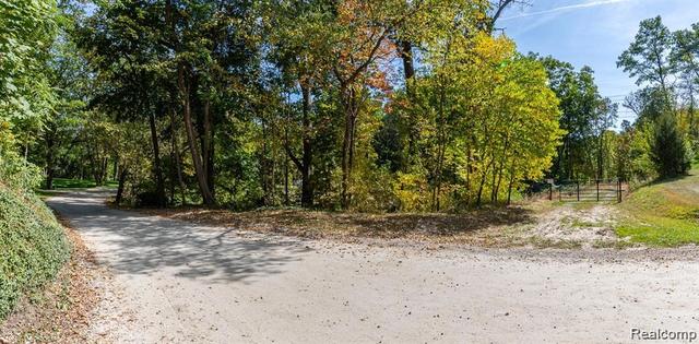 10516 Merrill Dr, Fenton, MI 48430
