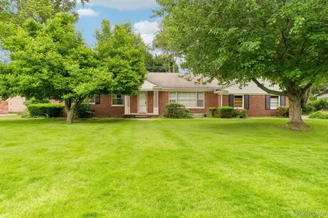 6105 Gilbert Lake Rd, Bloomfield Hills, MI 48301
