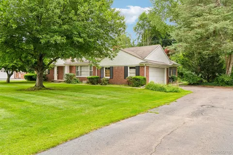 6105 Gilbert Lake Rd, Bloomfield Hills, MI 48301
