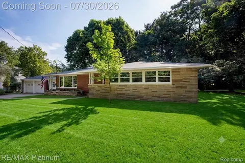 640 N Adelaide St, Fenton, MI 48430