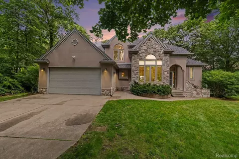 13445 Chateau Cove Dr, Groveland, MI 48442