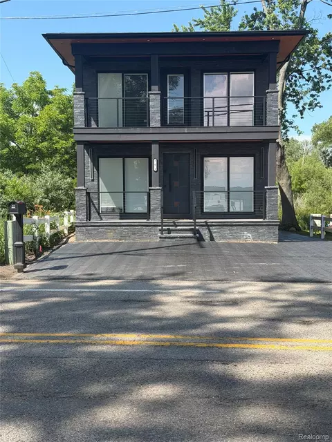 561 E Walled Lake Dr, Walled Lake, MI 48390