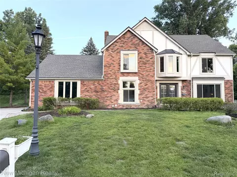 650 Deerfield Ct, Rochester Hills, MI 48309