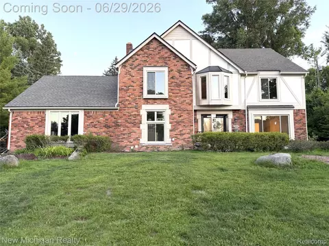650 Deerfield Ct, Rochester Hills, MI 48309