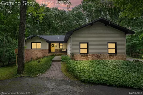 1625 Perry Lake Rd, Brandon, MI 48462