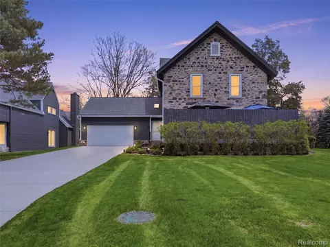 7475 Pinehurst Cir, Bloomfield Hills, MI 48301