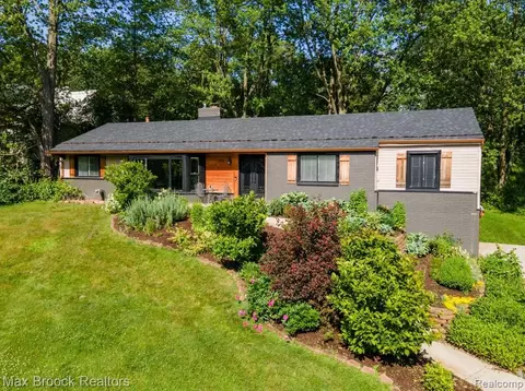 2905 Lahser Rd, Bloomfield Hills, MI 48304