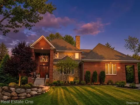 960 Hill Hollow Ln, Milford, MI 48381