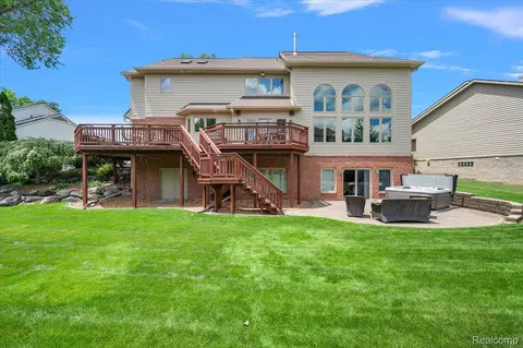 4417 Island View Dr, Waterford, MI 48328