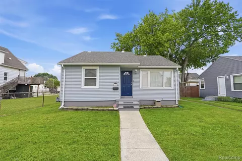 1717 Lindbergh St, Wyandotte, MI 48192