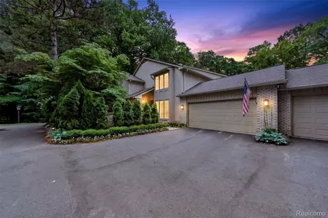 1262 Woodcrest Cir, Bloomfield Hills, MI 48304