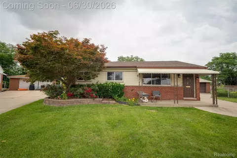 16944 Hans Ct, Fraser, MI 48026