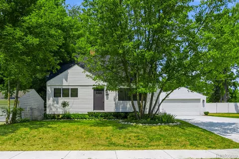 4166 Grayton Dr, Waterford, MI 48328