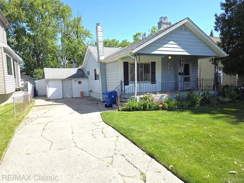 952 Lakeview St, Waterford, MI 48328