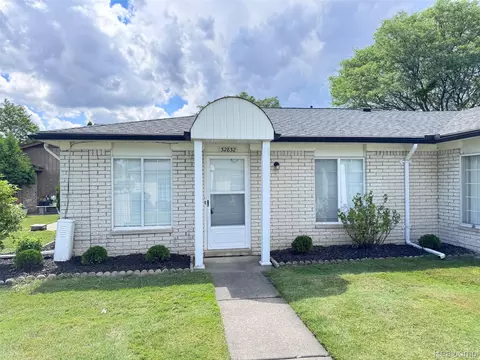 32832 Meadowbrook Lane Ln #18, Warren, MI 48093
