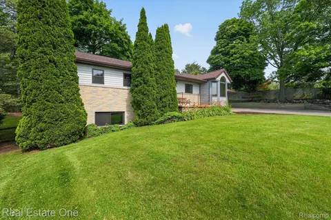 30691 Rainbow Dr, Lyon, MI 48165