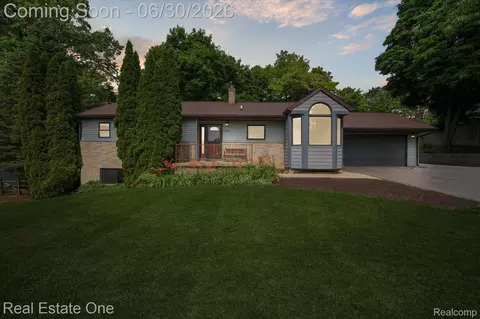 30691 Rainbow Dr, Lyon, MI 48165